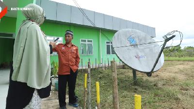 VSAT Akses Internet dari BAKTI Kominfo di halaman Puskesmas Sejangkung, Sambas, Kalimantan Barat.