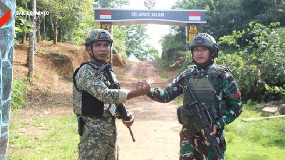 Prajurit Satu Aris, saat berjaga di Pos Temajuk, Satgas Pamtas Indonesia-Malaysia Yonarmed 16/Komposit bersama Tentara Diraja Malaysia.