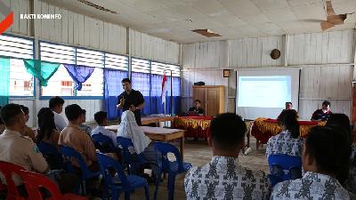 Tim Bakti Kominfo memberikan materi tentang jaringan internet di SMA Negeri 1 Krayan di Kabupaten Nunukan, Kalimantan Utara, 23 November 2023. Tempo/Ratih Purnama