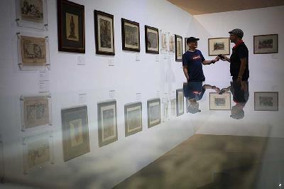 Pengunjung melihat karya lukis yang dibuat oleh bapak seni lukis dekoratif modern Indonesia, Kartono Yudhokusumo di Komunitas Salihara, Jakarta, 12 Desember 2023. TEMPO/Hilman Fathurrahman W