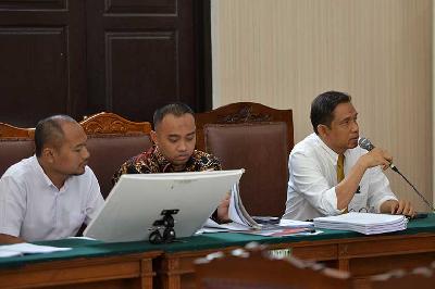 Kuasa hukum Ketua KPK Nonaktif Firli Bahuri, Ian Iskandar (kanan) membacakan permohonan saat sidang perdana praperadilan di Pengadilan Negeri Jakarta 11 Desember 2023. TEMPO/Febri Angga Palguna