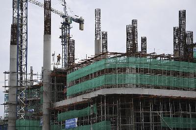 Pekerja menyelesaikan pembangunan Kawasan Inti Pusat Pemerintahan (KIPP) Ibu Kota Negara (IKN) Nusantara, Penajam Paser Utara, Kalimantan Timur, 7 Desember 2023. ANTARA/M Risyal Hidayat
