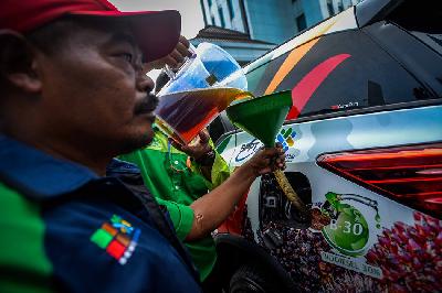Petugas mengisi bahan bakar B30 pada kendaraan saat peluncuran B30 di kementerian ESDM, Jakarta, Juni 2019. TEMPO/Tony Hartawan
