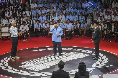 Calon Presiden Anies Baswedan (kanan), Prabowo Subianto dan Ganjar Pranowo dalam debat perdana Capres dan Cawapres 2024 di Gedung KPU, Jakarta, 12 Desember 2023. ANTARA/Galih Pradipta
