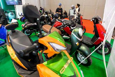 Suasana pameran sepeda motor Indonesia Motorcycle Show (IMOS+) 2023 yang diselenggarakan oleh Asosiasi Sepeda Motor Indonesia (AISI) di Convention Exhibition (ICE) BSD, Kabupaten Tangerang, 25 Oktober 2023. Tempo/Tony Hartawan