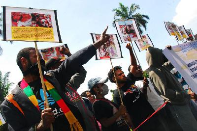 Sejumlah mahasiswa Papua menggelar aksi unjuk rasa terkait tewasnya warga sipil yang tertembak aparat keamanan di Paniai, di Bandung, Jawa Barat, 10 Desember 2014. ANTARA/ Agus Bebeng

