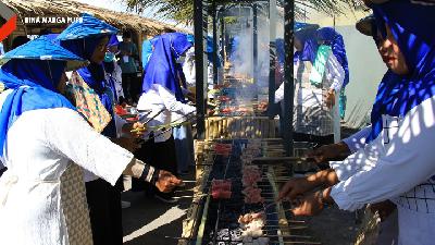 Ditjen Bina Marga melalui Balai Pelaksanaan Jalan Nasional (BPJN) Maluku Utara melaksanakan acara makan sate ikan terbanyak  di Kampung Nelayan Tomalou, Kota Tidore Kepulauan, Maluku Utara, pada Senin (11/12/2023). 