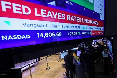 Layar pengumuman suku bunga Fed di lantai bursa New York Stock Exchange (NYSE) di New York City, Amerika Serikat, 13 Desember 2023. REUTERS/Brendan McDermid