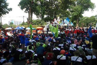 Buruh melakukan aksi unjuk rasa di Gedung Sate, Bandung, Jawa Barat, 14 Desember 2023. TEMPO/Prima mulia