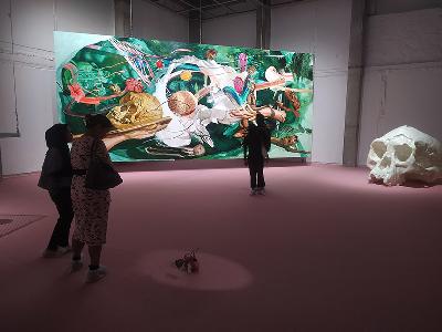 Sejumlah pengunjung menikmati karya-karya Kei Imazu dalam pameran tunggal bertajuk Unearth di Roh Gallery, Jakarta, 13 Desember 2023. TEMPO/Indra Wijaya