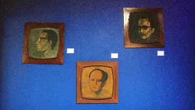 Lukisan potret berjudul Rusli, Popo Iskandar, dan Sudjojono buatan tahun 1971 karya Jeihan Sukmantoro di Grey Art Gallery Bandung, Jawa Barat, 15 Desember 2023. Tempo/Prima mulia