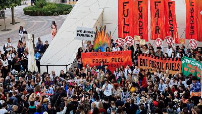Para aktivis iklim saat memprotes penggunaan bahan bakar fosil di sekitar area berlangsungnya Konferensi Perubahan Iklim Perserikatan Bangsa Bangsa  (COP28), di Dubai, Uni Emirat Arab , 12 Desember  2023. Reuters/Thaier Al-Sudani