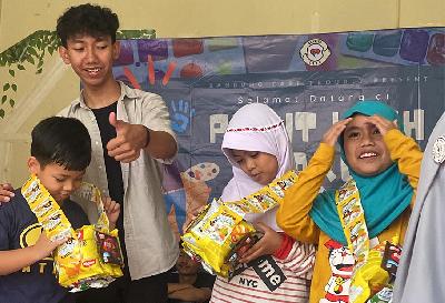 Anak-anak bermain dalam acara Paint With Care yang diselenggarakan oleh Bandung Care di Panti Sosial Asuhan Anak Kurnia Asih,  Jawa Barat, 15 Oktober 2023. Dok. BC