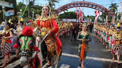 Kirab Ratu Kalinyamat saat perayaan ulang tahun Jepara ke- 470 di  Jepara, Jawa Tengah, 9 April 2019. Diskominfo Jepara