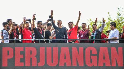 Capres nomor urut tiga Ganjar Pranowo menyapa kader partai pengusung dalam acara Jalan Sehat Perjuangan di Makassar, Sulawesi Selatan, 26 November 2023. Antara/Arnas Padda