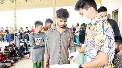 Puluhan Rohingnya di Tempat Pendaratan Ikan (TPI) Kuala Idi, Kabupaten
Aceh Timur, 14 Desember 2023.  Polres Aceh Timur