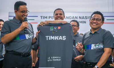 Presidential and vice-presidential candidates from the Coalition of Change, Anies Baswedan (left) and Muhaimin Iskandar (right), along with the Captain of the National Winning Team for Anies Baswedan-Muhaimin Iskandar (Team AMIN), Muhammad Syaugi Alaydrus (center), providing a press statement during the declaration of the campaign team structure the coalition’s headquarters on Jalan Diponegoro Number 10, Jakarta, November 14.
ANTARA/Galih Pradipta
