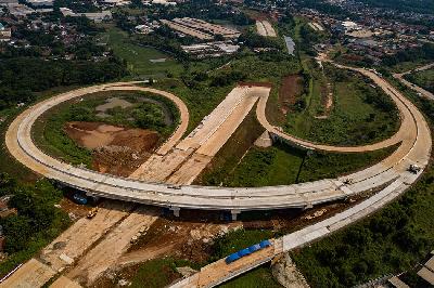 Pembangunan jalan Tol JORR 2 ruas Cimanggis-Cibitung kawasan Narogong di Bogor, Jawa Barat, 22 Juni 2023. TEMPO/Tony Hartawan