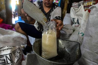 Pekerja mengemas gula pasir berukuran 1 kilogram di pasar Kramat Jati, Jakarta, 14 November 2023. TEMPO/Tony Hartawan
