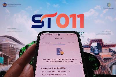 Pengguna membuka informasi Surat Berharga Negara (SBN) melalui ponselnya di Jakarta, 19 Desember 2023. TEMPO/ Nita Dian