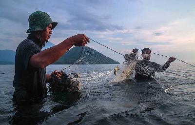 Nelayan menarik alat tangkap tradisional jaring pukat darat saat mencari ikan di pesisir Pantai Kalumata, Kota Ternate, Maluku Utara, 1 Desember 2023. ANTARA/Andri Saputra