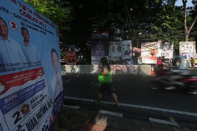 Sejumlah Alat Peraga Kampanye (APK) caleg dan capres terpasang di Rawasari, Jakarta, 8 Desember 2023.  TEMPO/Subekti