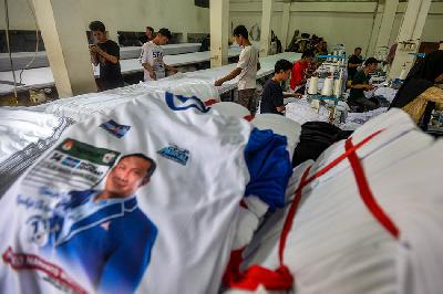 Pekerja memproduksi kaus pemilu di usaha konfeksi di Srengseng Sawah, Jakarta,  31 Oktober 2023. TEMPO/Tony Hartawan