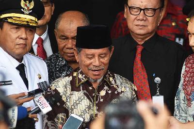 Gubernur Maluku Utara periode 2019-2024 Abdul Gani Kasuba (tengah) di gedung Komisi Pemberantasan Korupsi, Jakarta, 2019. TEMPO/Imam Sukamto