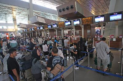 Calon penumpang pesawat melakukan lapor diri di Terminal 3 Bandara Soekarno Hatta, Tangerang, Banten, 20 Desember 2023. ANTARA/Muhammad Iqbal