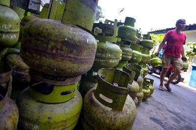 Bongkar muat gas elpiji 3kg di kawasan Karet, Jakarta, 31 Juli 2023. TEMPO/Tony Hartawan
