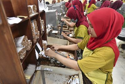Pekerja melinting rokok sigaret kretek tangan (SKT) di sebuah pabrik rokok di Bantul, Yogyakarta, 19 Desember 2023. ANTARA/M Risyal Hidayat