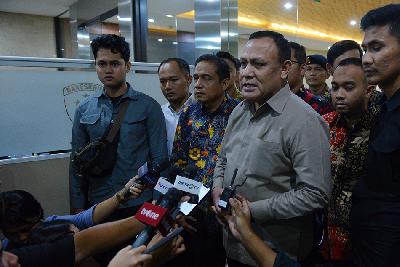 Ketua KPK nonaktif Firli Bahuri memberikan keterangan usai menjalani pemeriksaan di Bareskrim Mabes Polri, Jakarta, 1 Desember 2023. TEMPO/ Febri Angga Palguna
