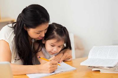 Ilustrasi seorang ibu mengajarkan anaknya. Shutterstock