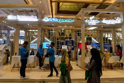 Stan sejumlah bank syariah dalam pameran Indonesia Sharia Economic Festival (ISEF) ke-10 tahun 2023, di Jakarta, 26 Oktober 2023. TEMPO/Tony Hartawan