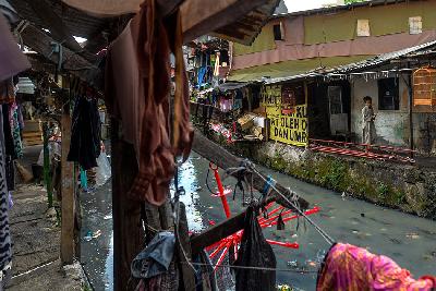 Warga beraktivitas di pemukiman padat di Kebon Kacang, Jakarta, 30 September 2022.  TEMPO/Tony Hartawan