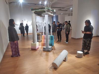 Seni instalasi berjudul Unobtainable Build karya perupa Irfan Hendrian dalam pameran seni PASCAMASA di Galeri Nasional Indonesia, Jakarta, 20 Desember 2023. TEMPO/Indra Wijaya