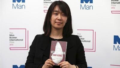 Penulis asal Korea Selatan, Han Kang, dengan karya novelnya "Vegetarian", yang meraih penghargaan Man Booker International Prize 2016, di London, Inggris, Mei 2016/Reuters/Neil Hall