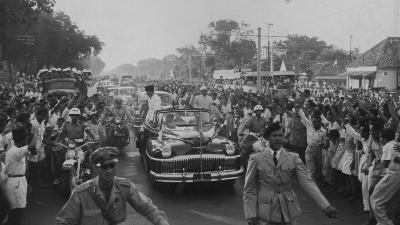 Rakyat Indonesia menyambut kedatangan rombongan Perdana Menteri India, Jawaharlal Nehru di sepanjang Jalan Molevliet, Jakarta, 1950. Dok. ANRI