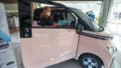 Calon pembeli menjajaki mobil listrik Wuling Air EV di Wuling Center, kawasan Pondok Indah, Jakarta. Tempo/Tony Hartawan
