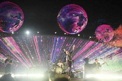 Grup band Coldplay beraksi saat membawakan hits andalannya dalam konser di Stadion Utama Gelora Bung Karno Senayan, Jakarta, 15 November 2023. ANTARA/M Risyal Hidayat