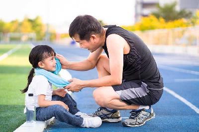 Ilustrasi seorang ayah melatih anaknya dalam berolahraga. Shutterstock
