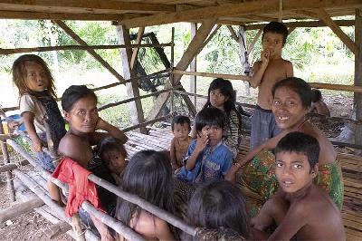 Orang Rimba berkumpul di pondokan di Makekal Hulu Mekar Jaya, Tabir Selatan, Merangin, Provinsi Jambi, 19 Desember 2023. TEMPO/Shinta Maharani