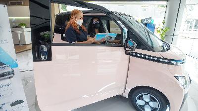 A prospective buyer checks the specifications of Wuling Air EV car at Pondok Indah Wuling Center, Jakarta, December 2, 2022. 
TEMPO/Tony Hartawan
