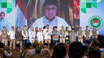 Indonesian Market Traders Association (APPSI) Chairman Sudaryono reads the declaration of political support for presidential candidate Prabowo Subianto and running mate Gibran Rakabuming Raka. 
ANTARA/HO-Tim Media
