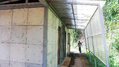 A prototype of house with wall panels made from disposable baby diaper waste mixed with plasticizer in Padasuka, Cimenyan, Bandung Regency, West Java, December 19. 
TEMPO/Prima Mulia
