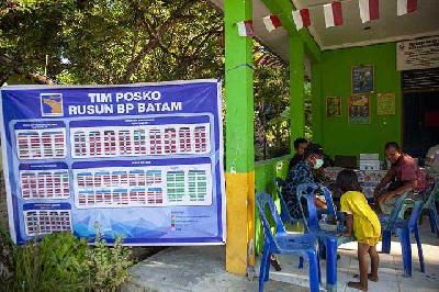 Sejumlah warga berada di posko pendaftaran relokasi di kampung tua Pasir Panjang, sembulang, Pulau Rempang, Batam, Kepulauan Riau, 27 September 2023. ANTARA/Teguh Prihatna