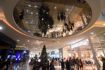 Pengunjung berbelanja saat libur Nataru di salah satu pusat perbelanjaan di Jakarta, 26 Desember 2023. ANTARA/Indrianto Eko Suwarso