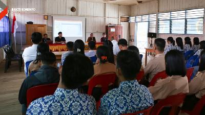 Tim Bakti Kominfo memberikan materi tentang jaringan internet kepada siswa di SMA Negeri 1 Krayan, Kabupaten Nunukan