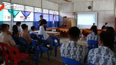 Tim Bakti Kominfo memberikan materi tentang jaringan internet kepada siswa di SMA Negeri 1 Krayan, Kabupaten Nunukan