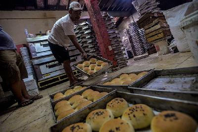 Pekerja memproduksi roti di pabrik roti rumahan di Pejompongan, Jakarta, 10 November 2023. TEMPO/Tony Hartawan